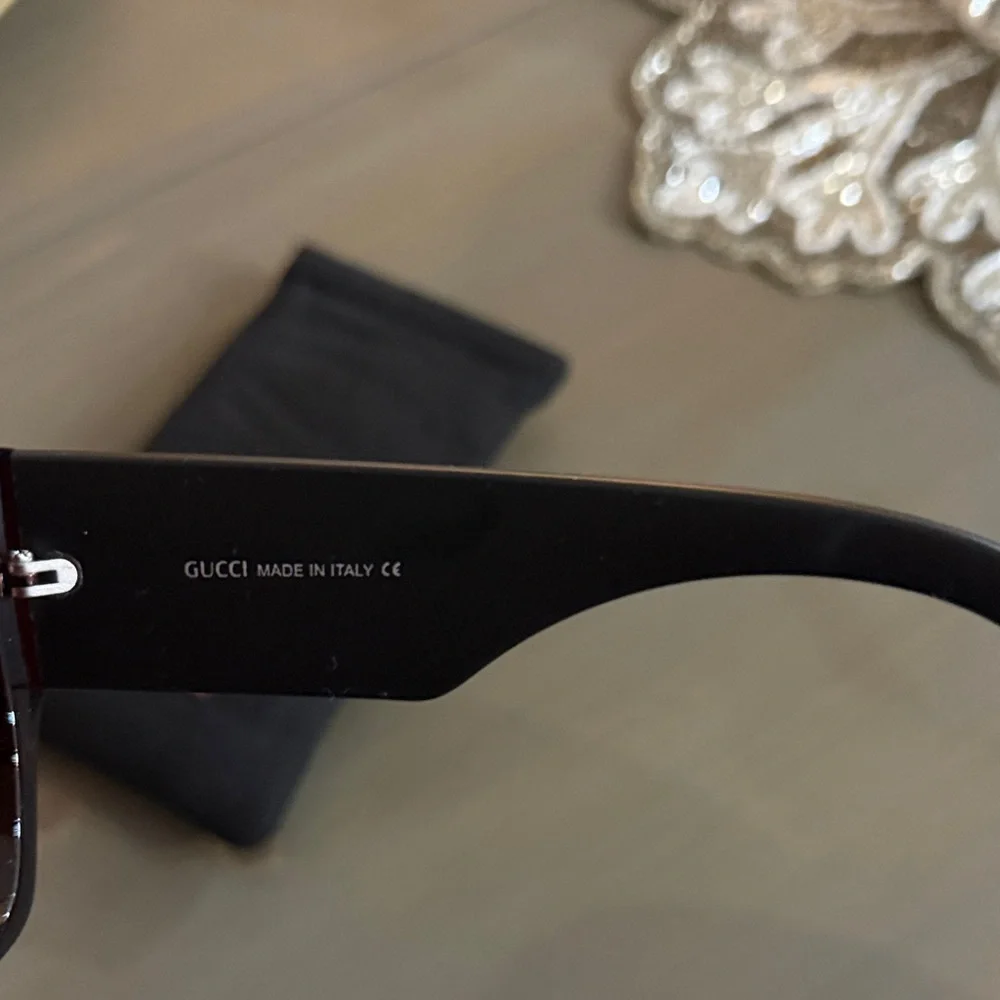Copy, Gucci Black Sunglasses with Floral Accents - Picture 4 of 7